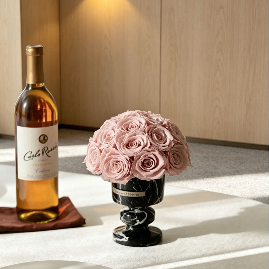 The Manta marble rose vase measures approximately 16cm in width and 21cm in height. The gift box dimensions are 25.5×25.5×26cm (contains about 22 roses)