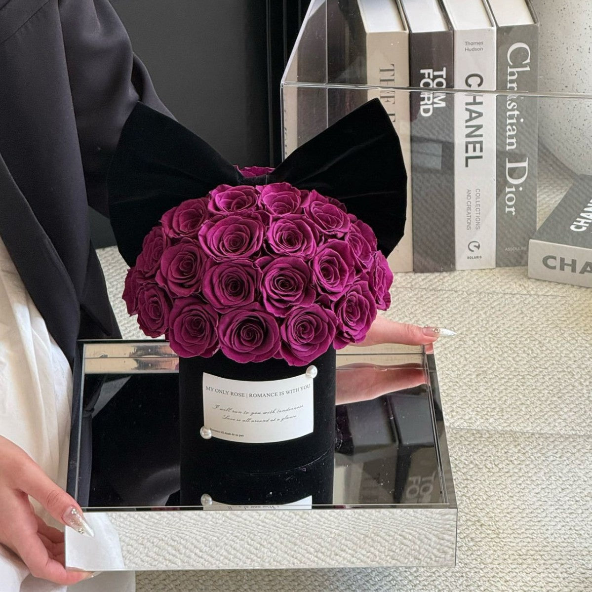 Medium-sized bow-tie hug bucket dimensions32*30*38.5CM Comes with gift bag
