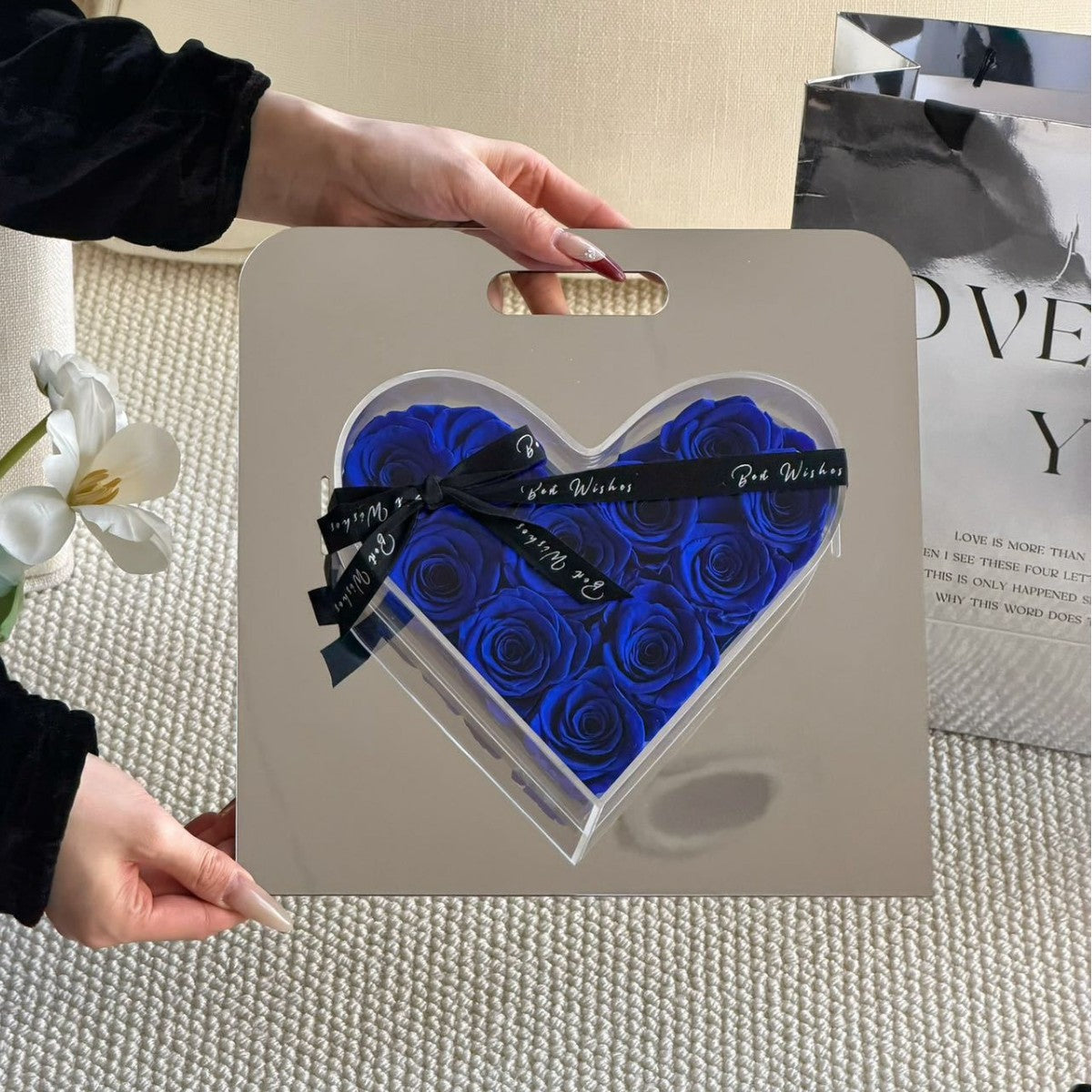 Portable heart-shaped box in royal blue size 30*30*6.5cm